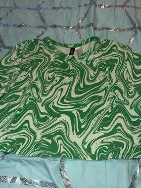 Divided H&M Green & White Swirl Short Sleeve Tee